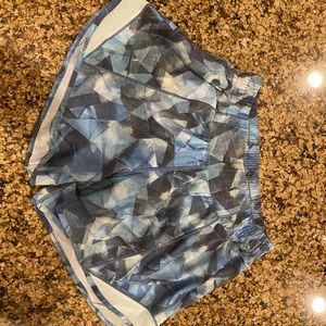 Euc Lululemon hotty hot shorts 4in size 4